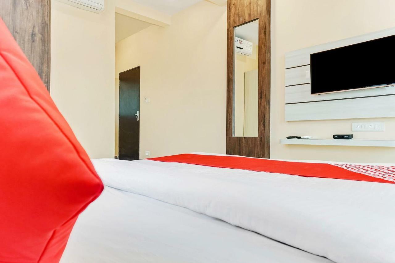 Oyo 29634 Hotel Navalai Pride Ratnagiri Bagian luar foto